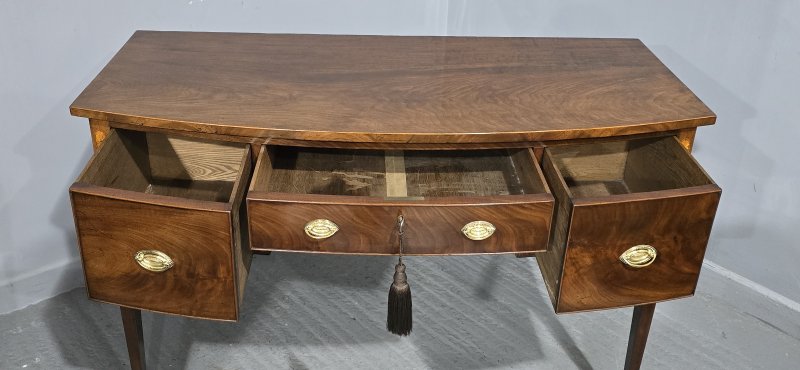 Georgian Mahogany Sideboard of Small Proportions